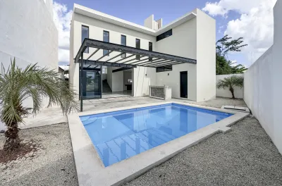 CASA IN EN VENTA CON 4 RECAMARAS Y ALBERCA UBICADA AL NORTE DE MERIDA.webp